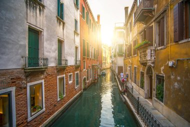 İtalya. Venedik. Venedik 'in güzel kanallarının üzerinde bir yaz akşamı gün batımı.