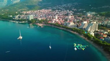 Şafak vakti Makarska ve dağların hava manzarası. Makarska Riviera, Hırvatistan