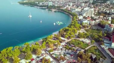 Şafak vakti Makarska ve dağların hava manzarası. Makarska Riviera, Hırvatistan