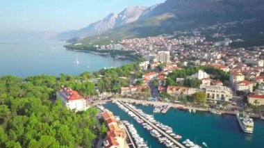 Şafak vakti Makarska ve dağların hava manzarası. Makarska Riviera, Hırvatistan