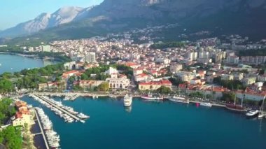 Şafak vakti Makarska ve dağların hava manzarası. Makarska Riviera, Hırvatistan
