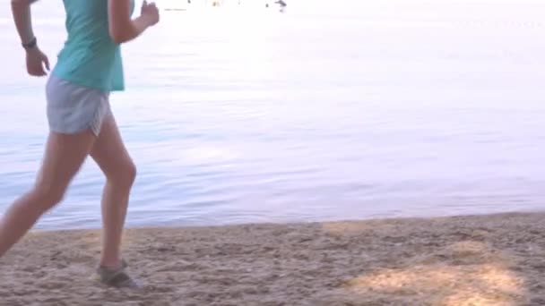 Chica Joven Corriendo Playa Cámara Lenta Vídeo — Vídeos de Stock