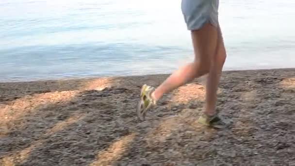 Chica Joven Corriendo Playa Cámara Lenta Vídeo — Vídeos de Stock