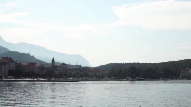 Avrupa. Hırvatistan. Makarska kasaba yaz günü denizden görünüm