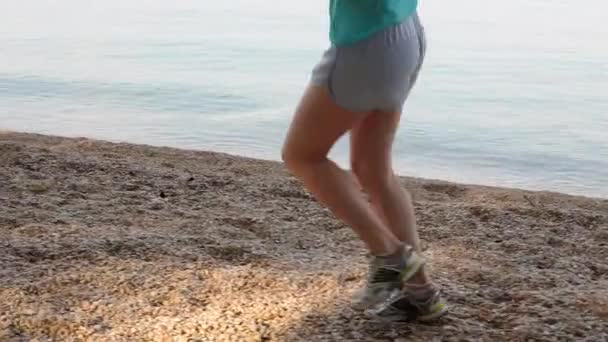 Chica Joven Corriendo Playa Cámara Lenta Vídeo — Vídeos de Stock