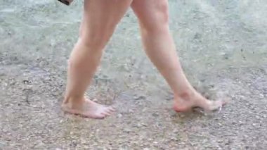 Kız saydam bir deniz yüzeyinde.