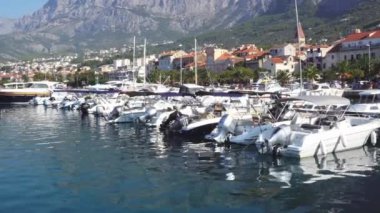 Hırvatistan Eylül 2018. Eski Makarska kasabasının önündeki rıhtımda tekne ve yatlar