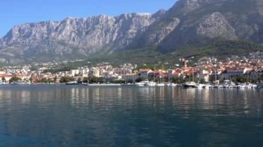 Avrupa. Hırvatistan. Makarska kasaba yaz günü denizden görünüm