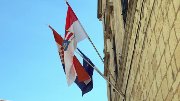 Kroatië. Vlag van Kroatië en Dubrovnik op de gevel van het gebouw — Stockvideo
