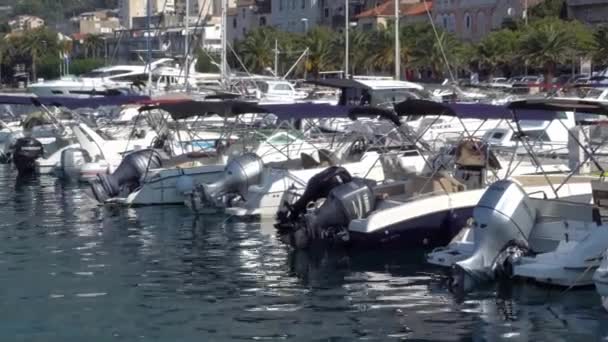 Croacia septiembre 2018. Barcos y yates en el muelle frente al casco antiguo de Makarska — Vídeo de stock
