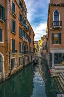 İtalya. Venedik. Günbatımında Venedik Kanalı.