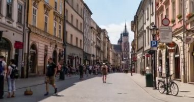 Krakow, Polonya Haziran 2019: turistler şehrin tarihi merkezinde yürüyor. Timelapse
