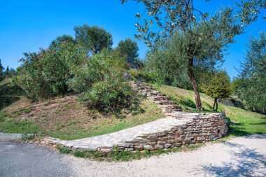 Aydınlık ve güneşli bir günde mavi gökyüzüne karşı eski taş adımlar.