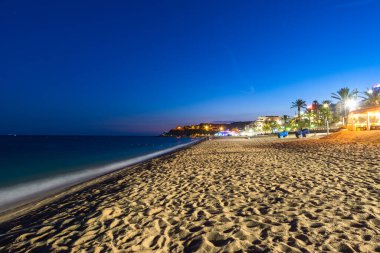 Lloret de Mar plaj bölgesinin gece manzarası. Katalonya, İspanya.