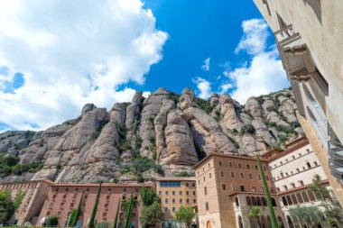 İspanya 'nın Montserrat Dağı' ndaki Santa Maria de Montserrat Manastırı cephesi.