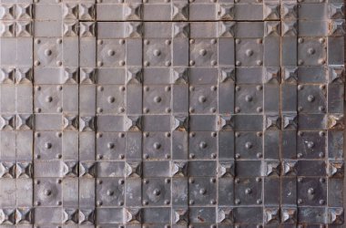 Ortaçağ kapısından metalik arka plan ve sahte perçinler..