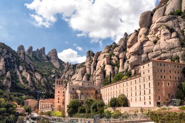Montserrat, İspanya'nın dağda Santa Maria de Montserrat Manastırı.