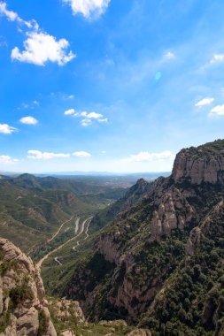 Montserrat Dağı, güneşli bir günde Katalonya, İspanya