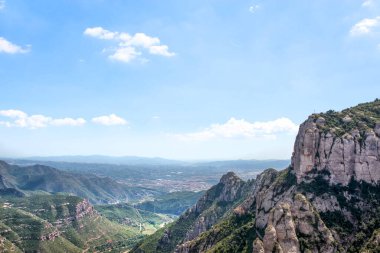 Montserrat Dağı, güneşli bir günde Katalonya, İspanya