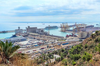 Montjuic 'ten Barselona limanının manzarası. Katalonya İspanya.