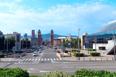 Barcelona, İspanya-Eylül 2017: Avinguda De La Reina Maria Cristina 'daki Venedik kuleleri.