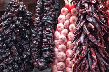 Barcelona pazarında kuru sarımsak ve acı biber paketleri.