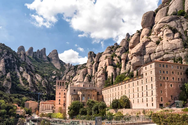 Montserrat, İspanya'nın dağda Santa Maria de Montserrat Manastırı.