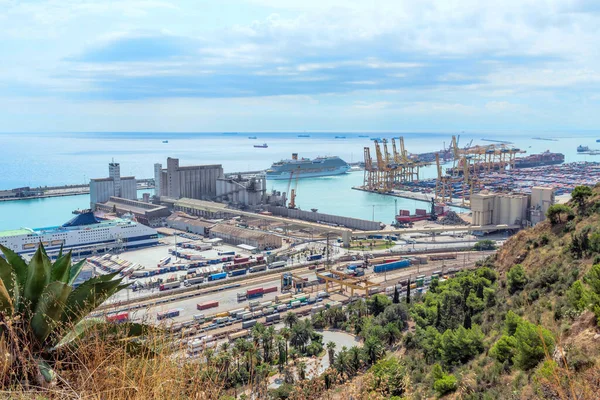 Montjuic 'ten Barselona limanının manzarası. Katalonya İspanya.