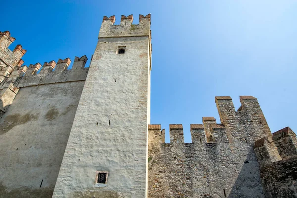 İtalya Eylül 2017. Garda Gölü 'ndeki ortaçağ kalesi Scaliger..