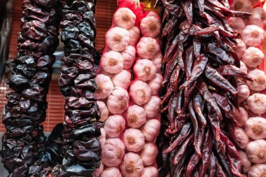 Barcelona pazarında kuru sarımsak ve acı biber paketleri.