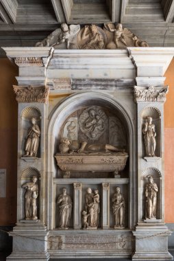 MONTSERRAT, CATALONIA, İspanya Eylül 2017: Montserrat Dağı 'ndaki Santa Maria de Montserrat Manastırı cephesinin ayrıntıları.