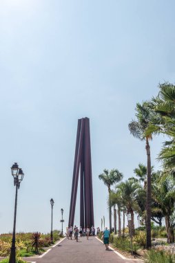 GÜZEL, FRANCE - Eylül 2017: Siyah bir dikilitaş şeklinde modern sanatın objesi.