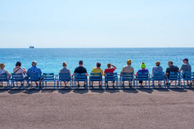 Provence, güzel, Fransa Eylül 2017. Cote d 'azur' daki ünlü mavi sandalyeler..