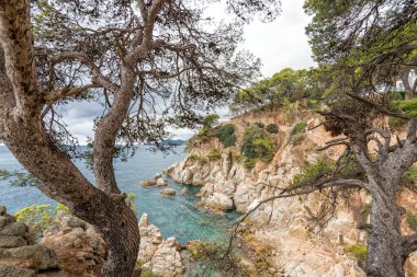 Denizi ve Lloret de Mar sahilini sonbahar mevsiminde görmek. Katalonya, İspanya
