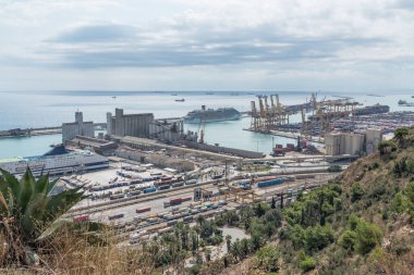 Montjuic 'ten Barselona limanının manzarası. Katalonya İspanya.