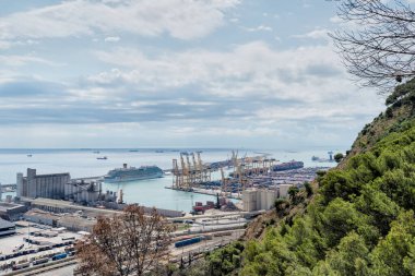 Montjuic 'ten Barselona limanının manzarası. Katalonya İspanya.