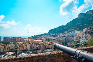 Monako 'daki lüks evlerden kalenin manzarası.