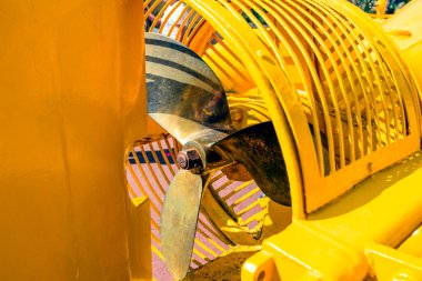 Arkası ve küçük sarı bir denizaltı günü.