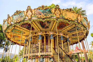 Lunaparktaki atlı karınca. Güzel Azure Sahili Fransa.