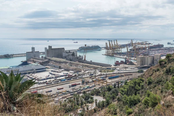 Montjuic 'ten Barselona limanının manzarası. Katalonya İspanya.