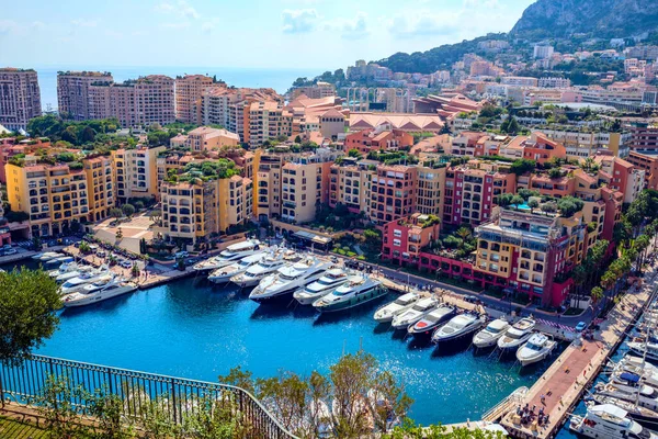 モナコの高級ヨットやアパートの眺め — ストック写真