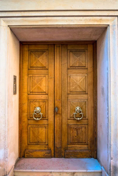 Stare Podwójne Drzwi Drewna Kamiennym Domu Europa — Zdjęcie stockowe