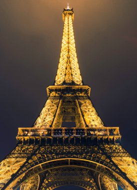 Avrupa Paris Eylül 2017. Gece aydınlatmalı Eyfel Kulesi