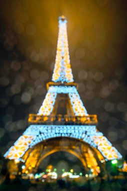 Avrupa Paris Eylül 2017. Gece aydınlatmalı Eyfel Kulesi
