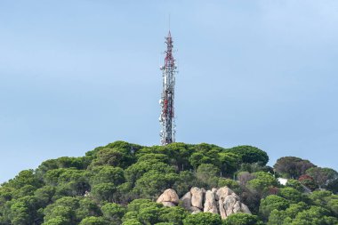 İspanya 'nın Lloret de Mar kasabasındaki dağın tepesindeki telekomünikasyon kulesi..