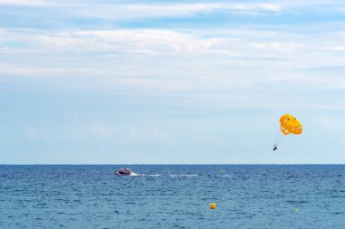 Lloret de Mar, İspanya - Eylül 2017, denizde eğlence, paraşüt tekneye bağlı..