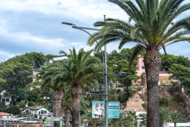 Lloret de Mar, İspanya - Eylül 2017. Lloret Sahili 'nin gezinti alanı..