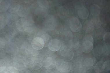 Siyah beyaz dairelerin soyut dairesel bokeh arkaplanı.