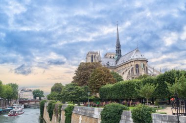 Paris 'teki Notre Dame Katedrali