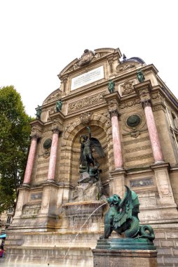 Paris Fransa Eylül 2017. Saint-Michel Çeşmesi Paris 'te.